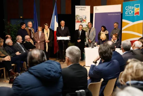Le Président François Sauvadet entouré de l’équipe aménagement numérique du Conseil départemental de la Côte d'Or